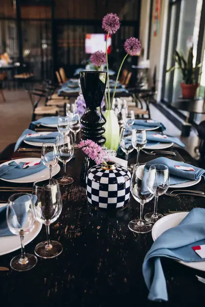 Banketttische Mit Blumen Dekoriert Teller Auf Den Tischen Mit Blauen Stockbild