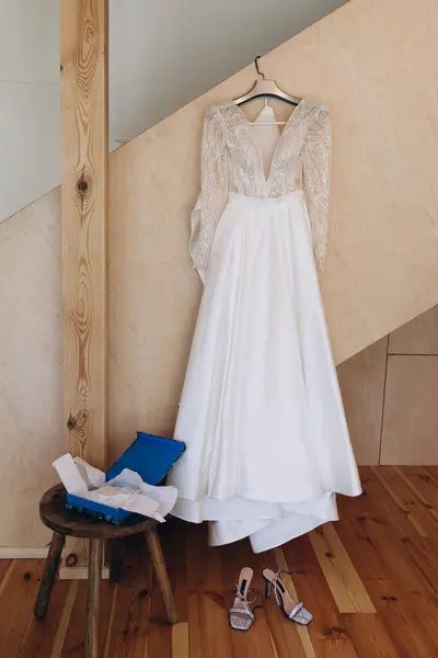 花嫁のウェディングドレス ハンガーの美しい景色 ストック画像