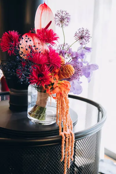 Der Hochzeitsstrauß Mit Bunten Blumen Auf Dem Tisch Stockbild