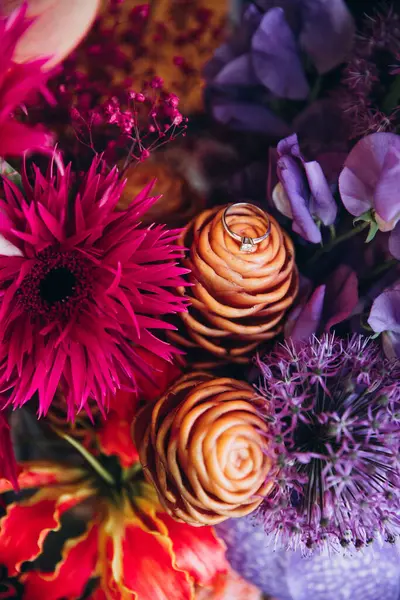 Die Hochzeitszeremonie Strauß Arrangement Mit Bunten Blumen Nahaufnahme Stockfoto