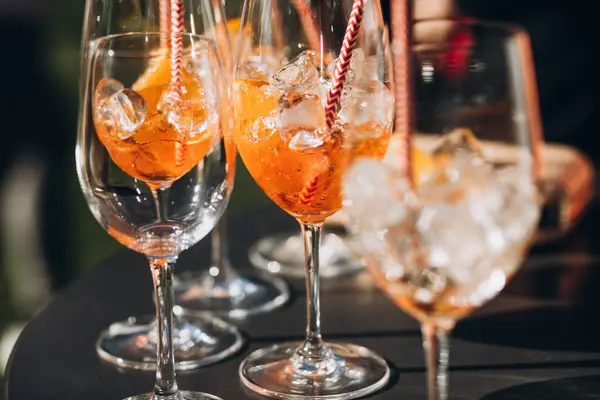 Cocktailgläser Hautnah Bei Hochzeitsfeier lizenzfreie Stockbilder