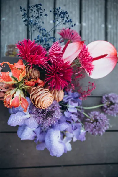 Pernikahan Upacara Pengaturan Karangan Bunga Dengan Bunga Berwarna Warni Stok Gambar