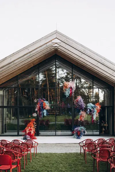 Área Cerimônia Casamento Decorada Com Painéis Decorativos Arranjos Flores Coloridas Fotografia De Stock
