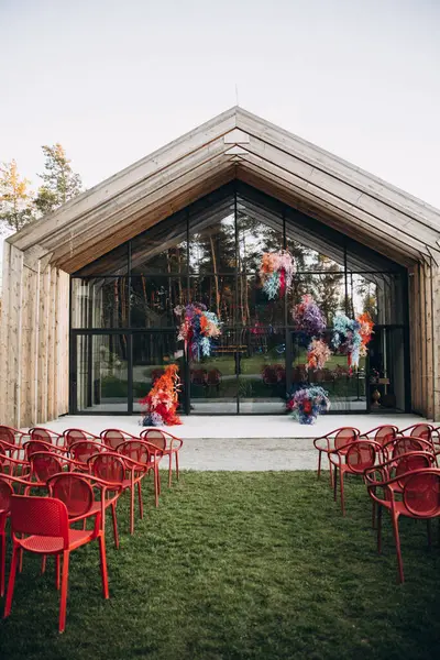 Area Upacara Pernikahan Dihiasi Dengan Panel Dekoratif Dan Rangkaian Bunga Stok Foto Bebas Royalti