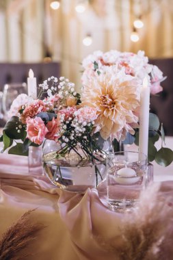 Çiçekli güzel bir düğün masası.