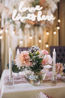 Çiçekli güzel bir düğün masası.