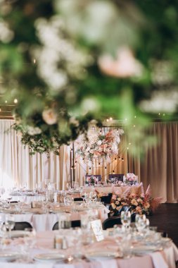 Çiçekli güzel bir düğün masası.