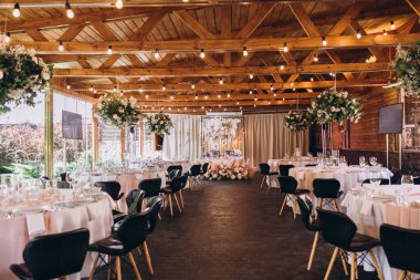 Çiçekli güzel bir düğün masası.