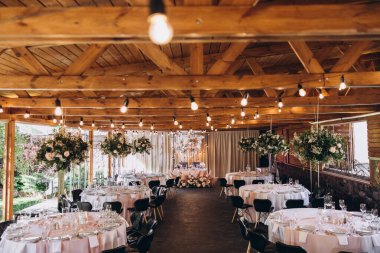 Çiçekli güzel bir düğün masası.