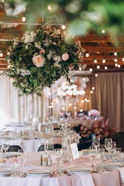 Çiçekli güzel bir düğün masası.