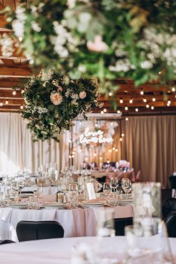 Çiçekli güzel bir düğün masası.