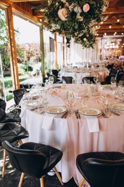 Çiçekli güzel bir düğün masası.