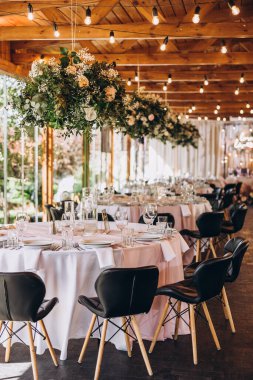 Çiçekli güzel bir düğün masası.