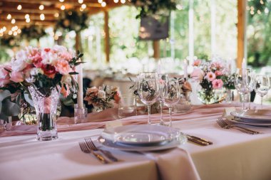 Çiçekli güzel bir düğün masası.