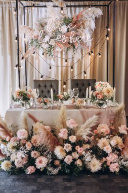 Çiçekli güzel bir düğün masası.