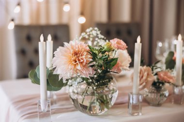 Çiçekli güzel bir düğün masası.