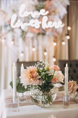 Çiçekli güzel bir düğün masası.