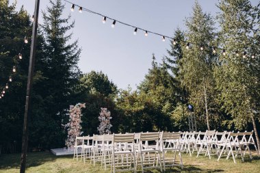 Süslemeleri ve sandalyeleri olan güzel bir düğün töreni.