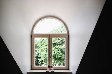 Pencere kenarındaki zarif düğün ayakkabıları, kapatın.