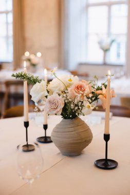 Çiçekli güzel bir düğün masası.