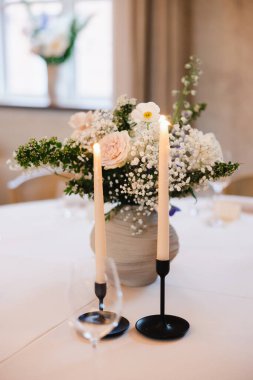 Çiçekli güzel bir düğün masası.