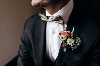 Düğünde çiçekli yakışıklı damat.