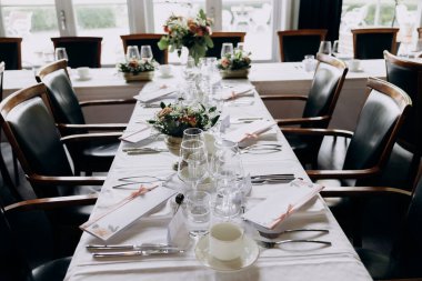 Çiçekli bir restoranda akşam yemeği için hazırlanan masa.