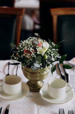 Düğün resepsiyonunda çiçekli bir masa.