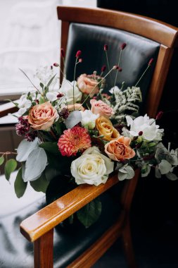 Yeşil yapraklı güzel bir düğün buketi