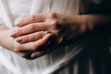 Gelinin elleri alyanslarla, yakın çekim.