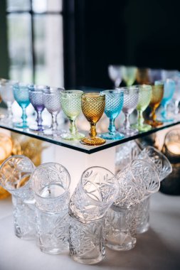 Masada bir sürü farklı bardak var, kapat.