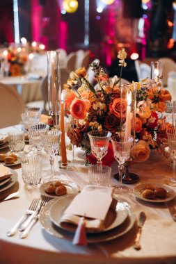 Güzel bir düğün töreninde çiçekli bir masa.