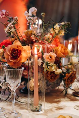 Güzel bir düğün töreninde çiçekli bir masa.