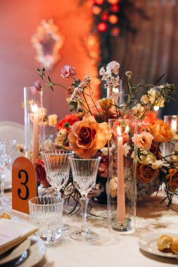 Güzel bir düğün töreninde çiçekli bir masa.