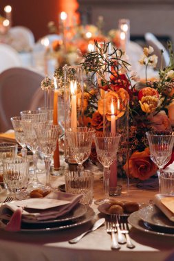 Güzel bir düğün töreninde çiçekli bir masa.