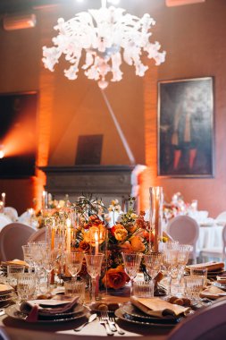 Güzel bir düğün töreninde çiçekli bir masa.