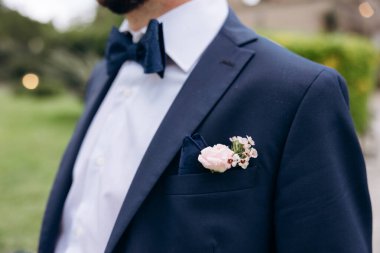 Takım elbiseli damat yay ve ribauntla