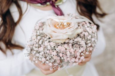 Gelinin elinde yüzüklü düğün buketi