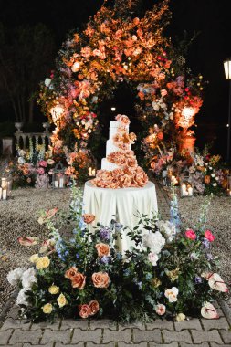 Çiçekleri ve süslemeleri olan güzel düğün pastası 