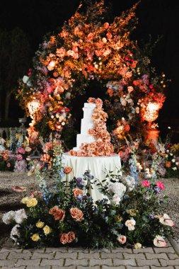 Çiçekleri ve süslemeleri olan güzel düğün pastası 