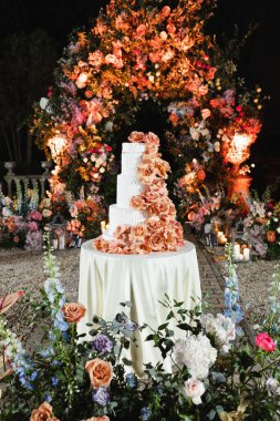 Çiçekleri ve süslemeleri olan güzel düğün pastası 