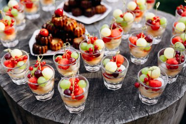 Düğün töreninde restorandaki büfede yemek servisi.