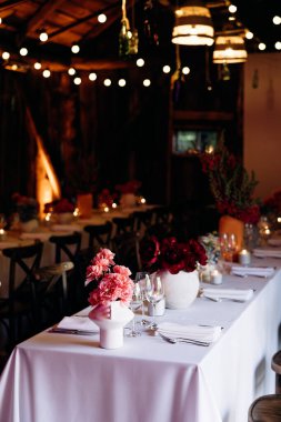 Güzel bir düğün töreninde çiçekli bir masa.