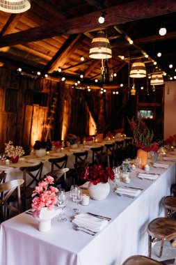 Güzel bir düğün töreninde çiçekli bir masa.