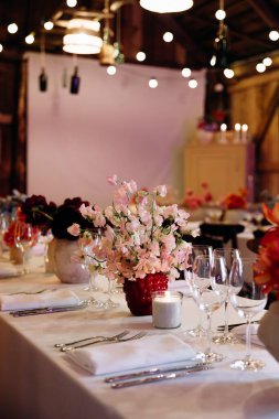 Güzel bir düğün töreninde çiçekli bir masa.