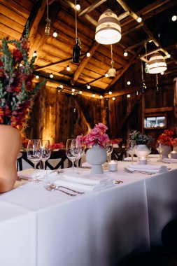 Güzel bir düğün töreninde çiçekli bir masa.