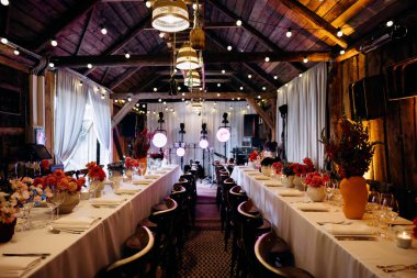 Güzel bir düğün töreninde çiçekli bir masa.