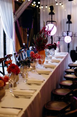 Güzel bir düğün töreninde çiçekli bir masa.