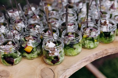 Düğün töreninde restorandaki büfede yemek servisi.