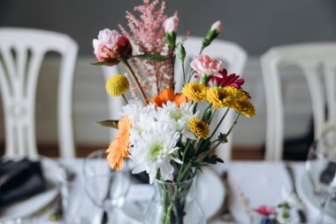 Düğün, vazoda güzel bir buket, yakın çekim.